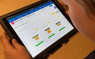 Tavle som viser «Matematikk 5 - Fagmøysen» med oppgaver om brøker og prosent