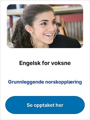 Smilende kvinne i et bibliotek med «Engelsk for voksne» og «Se opptaket her»