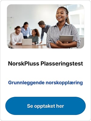 " NorskPluss Plasseringstest"-kort med en kvinne som holder et nettbrett, en "Grunnleggende norskopplæring" overskrift