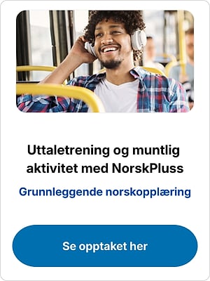 Smilende mann med hodetelefoner på buss, annonse for "Uttaletrening og muntlig aktivitet med NorskPluss "